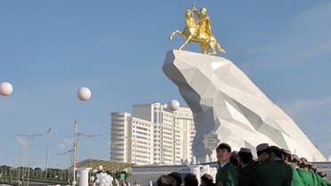 إزاحة الستار عن تمثال ذهبي لرئيس تركمانستان
