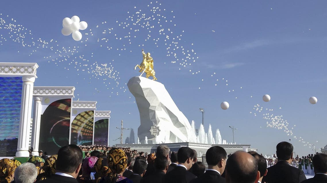 إزاحة الستار عن تمثال ذهبي لرئيس تركمانستان