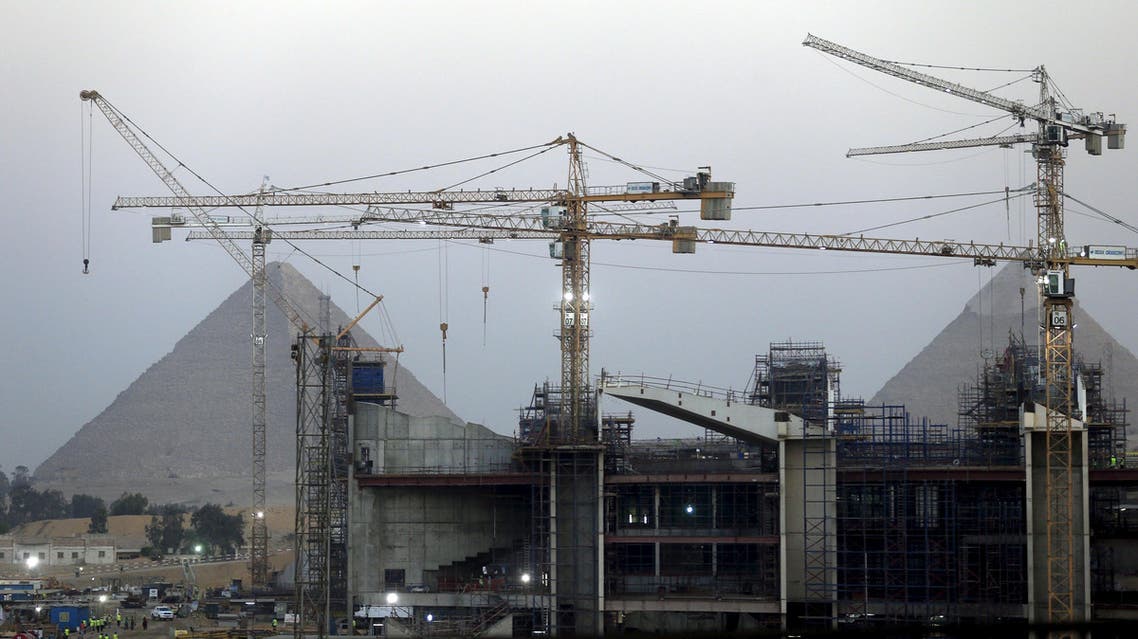Construction is seen at the new museum in front of the Giza pyramids area, on the outskirts of Cairo, Egypt, May 18, 2015. (Reuters)