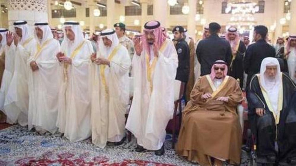 The King (C), who arrived in Riyadh from Jeddah earlier in the day, also attended the burial of the princess at Al-Owd graveyard. (Photo courtesy: SPA)