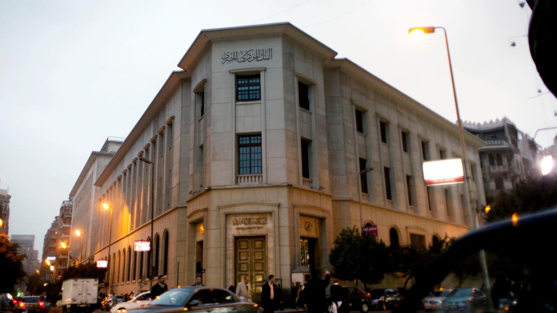 An Egyptian policeman directs the traffic in front of the Egyptian Central Bank offices in Cairo, Egypt, Sunday, Jan. 6, 2013. (File Photo; AP)