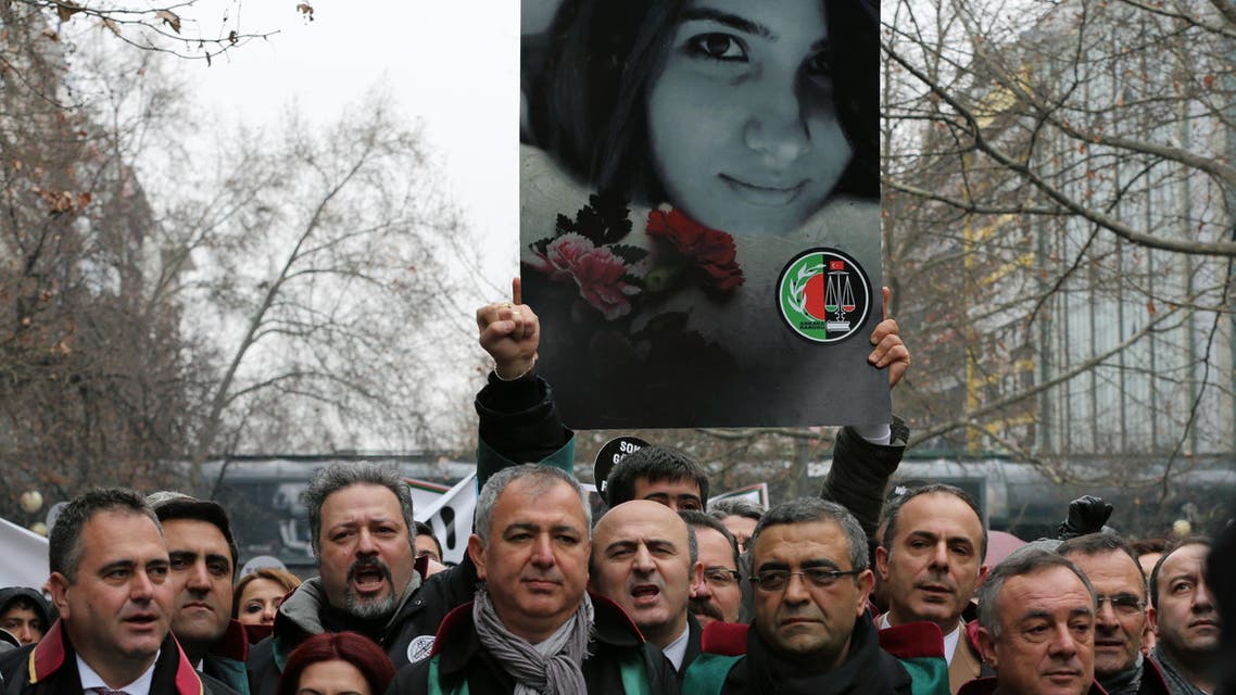 Thousands of members of the Bar Association in Turkey hold Ozgecan Aslan's photo (File Photo: AP)