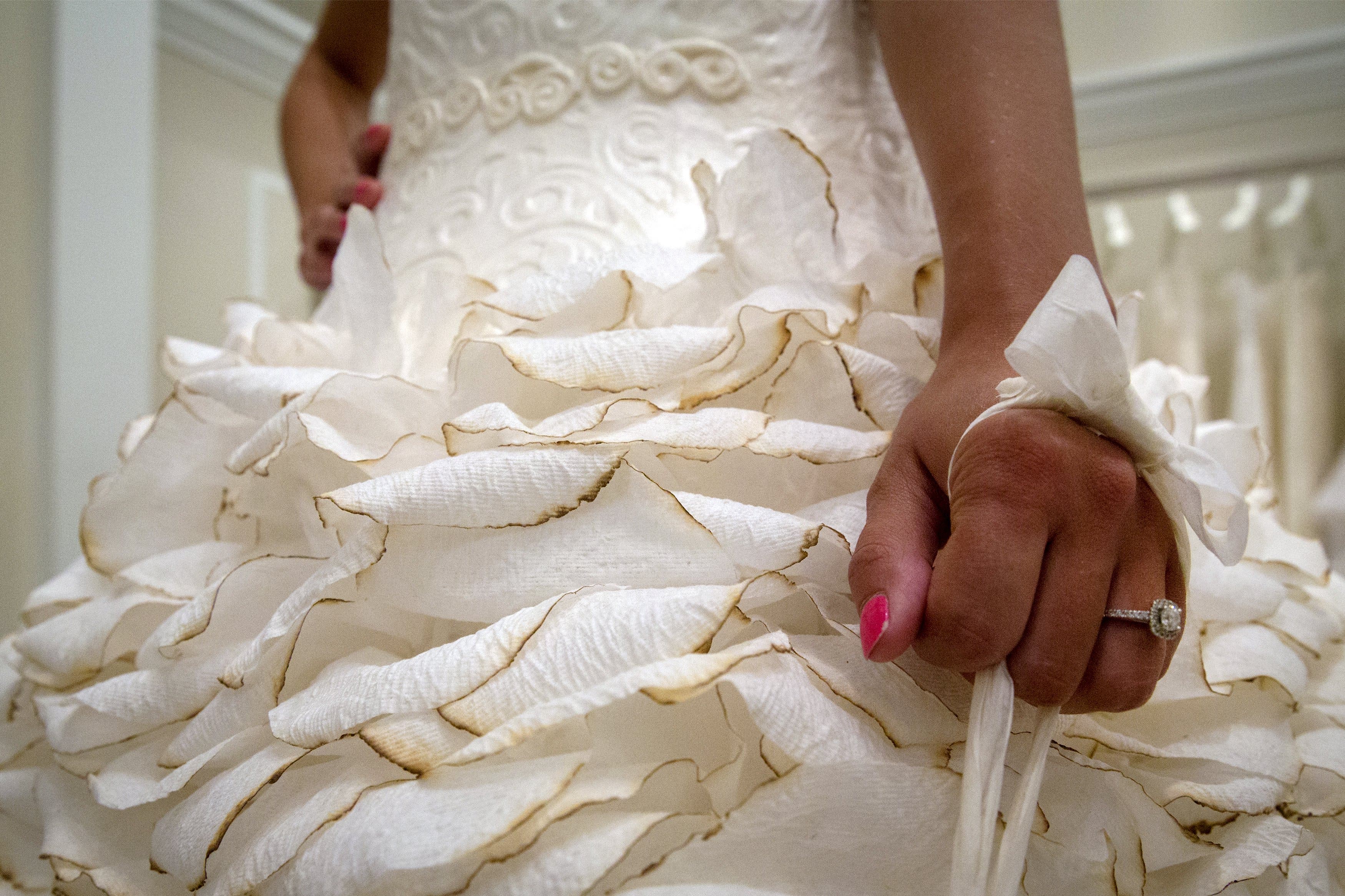Букет из туалетной бумаги. Свадебное платье из туалетной бумаги. Свадебное платье из бумажных цветов. Свадебные платья из бумаги. Рваное свадебное платье.