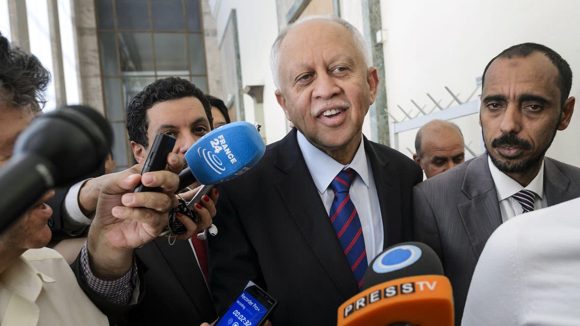 Yemeni Foreign Minister Riad Yassin (C) is surrounded by journalists after a meeting during Yemen peace talks at the United Nations offices in Geneva on June 19, 2015. AFP