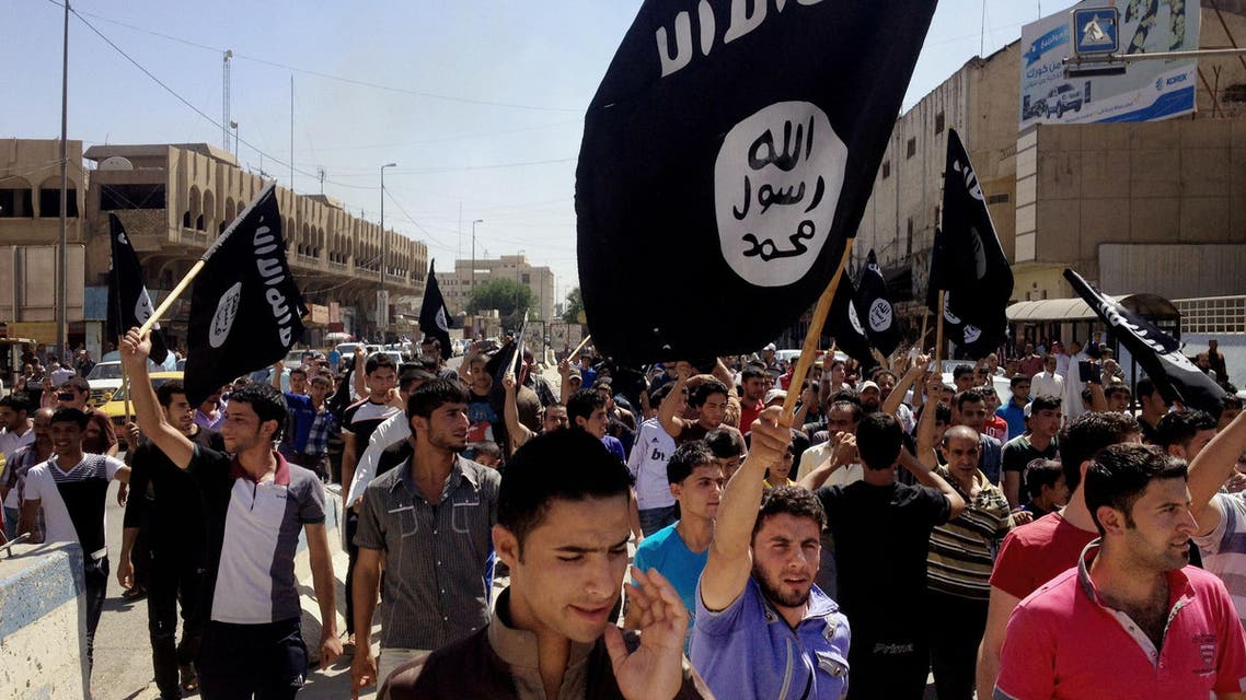 Demonstrators chant pro-Islamic State group, slogans as they carry the group's flags in front of the provincial government headquarters in Mosul on In this June 16, 2014. (File Photo: AP)