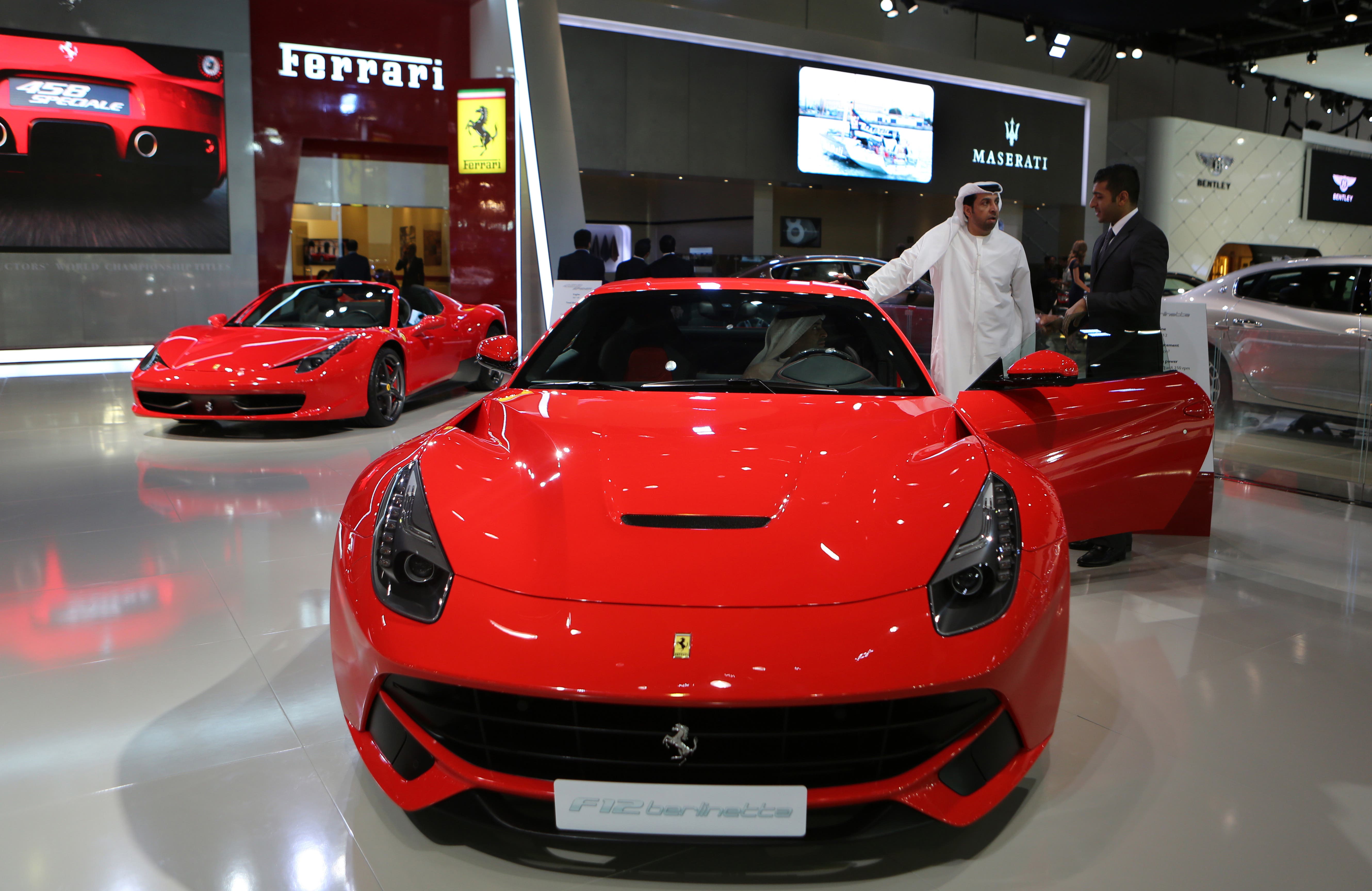 Uae cars. Феррари Феррари Дубай. Автосалон Феррари в Дубае. Суперкары Феррари в Дубае. Машина в Дубае Феррари.