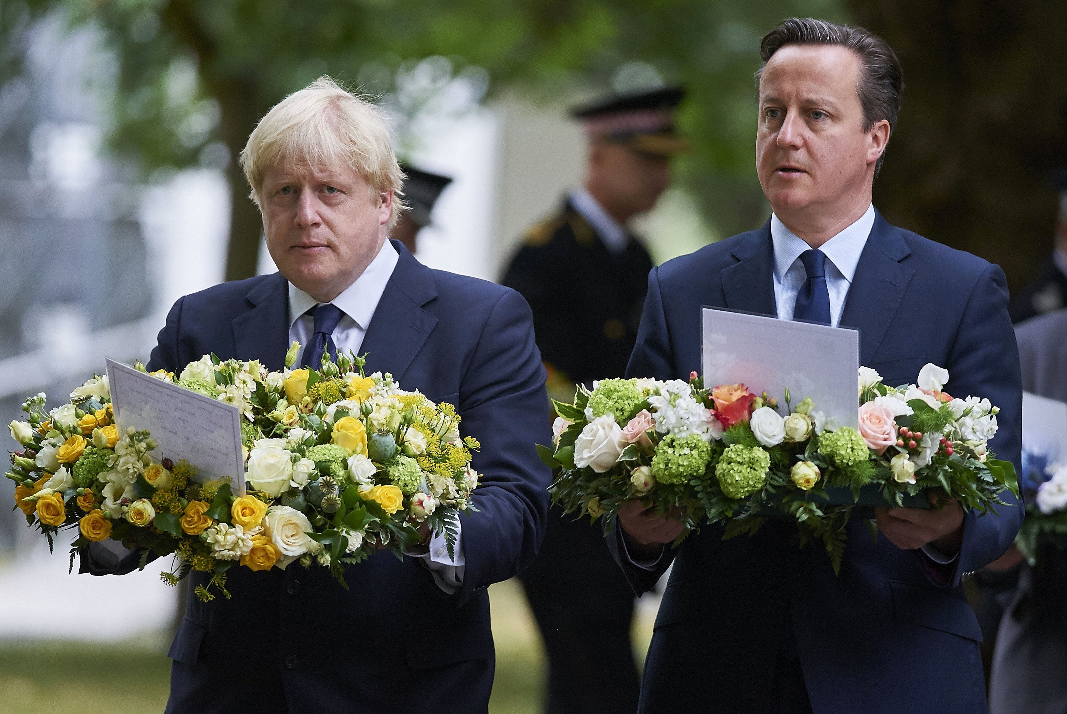 British Prime Minister David Cameron (R) and London Mayor Boris Johnson take part in a wreath laying ceremony in London's Hyde Park on July 7, 2015. (AFP)