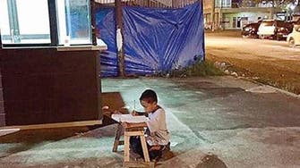 Viral photo of Filipino boy studying on the street gets him scholarship