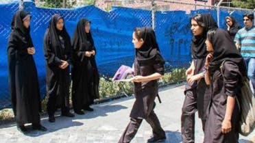 شرطيات يراقبن حجاب طالبات المدارس في إيران