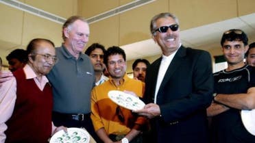 Former Pakistani cricketer Zaheer Abbas (2nd R) displays a plate carrying portraits of Pakistan's twelve great cricketers. Reuters 