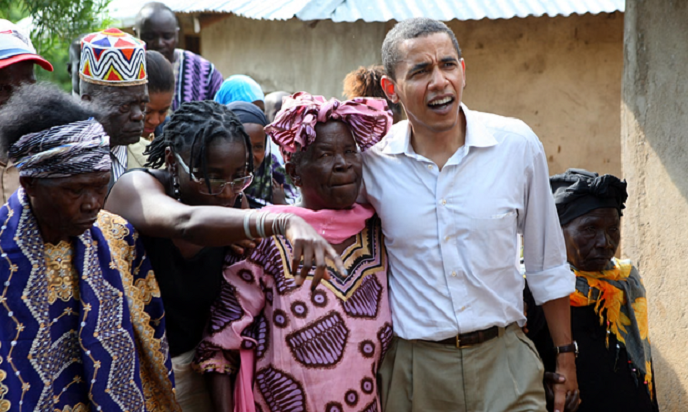 أوباما في 2006 بقرية كوغيلو مع ماما سارة، الزوجة الثالثة لجده من جهة أبيه