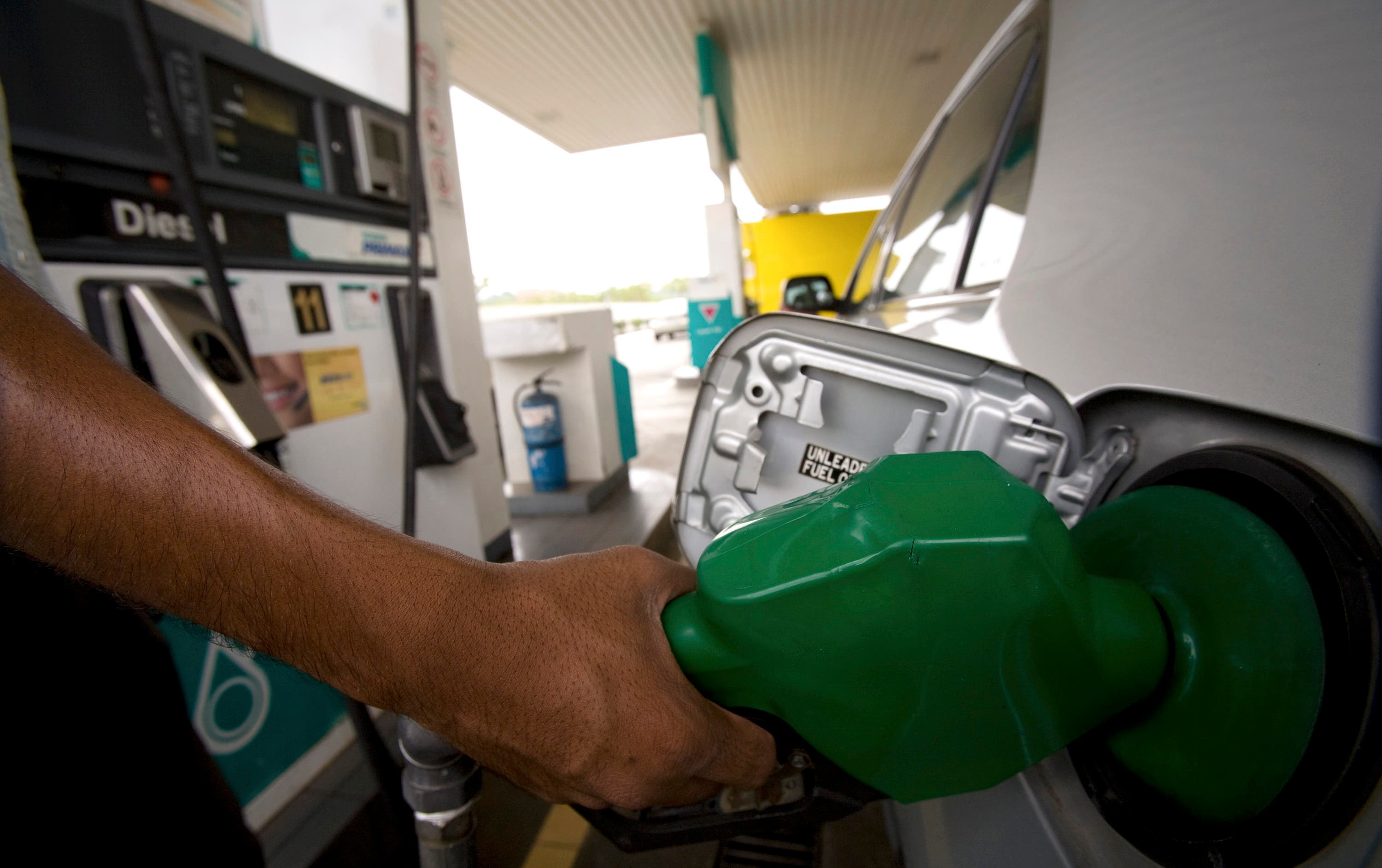 A worker pumps petrol into a car at a petrol station in Kuala Lumpur, Tuesday, June 3, 2008. Malaysia will remove price controls on gasoline and diesel, allowing stations to sell fuel at world market prices in an attempt to reduce the government's ballooning subsidy bill, a Cabinet minister said Tuesday. (AP Photo/Vincent Thian)