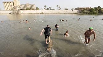 Palestinians, Iraqis enjoy swimming amid summer heat 