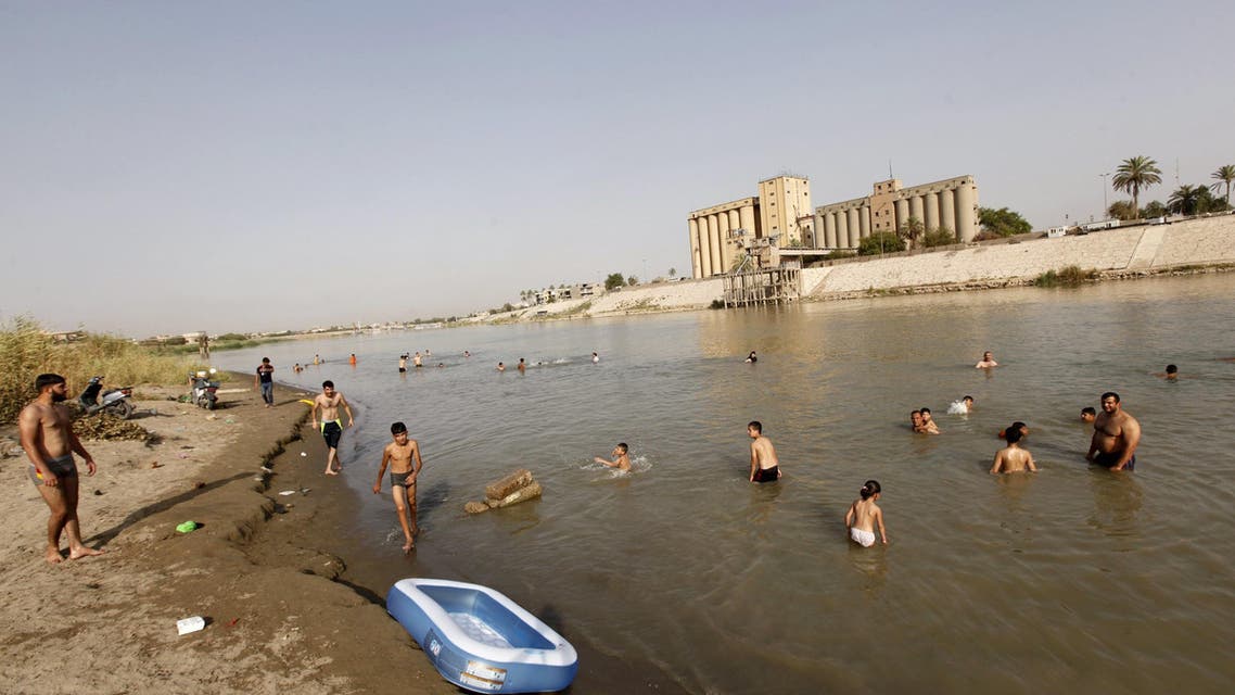 Palestinians, Iraqis enjoy swimming amid summer heat