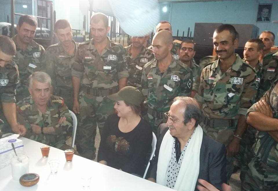 تبتسم لأحد الضباط الذين يأمرون بقتل أبناء شعبها