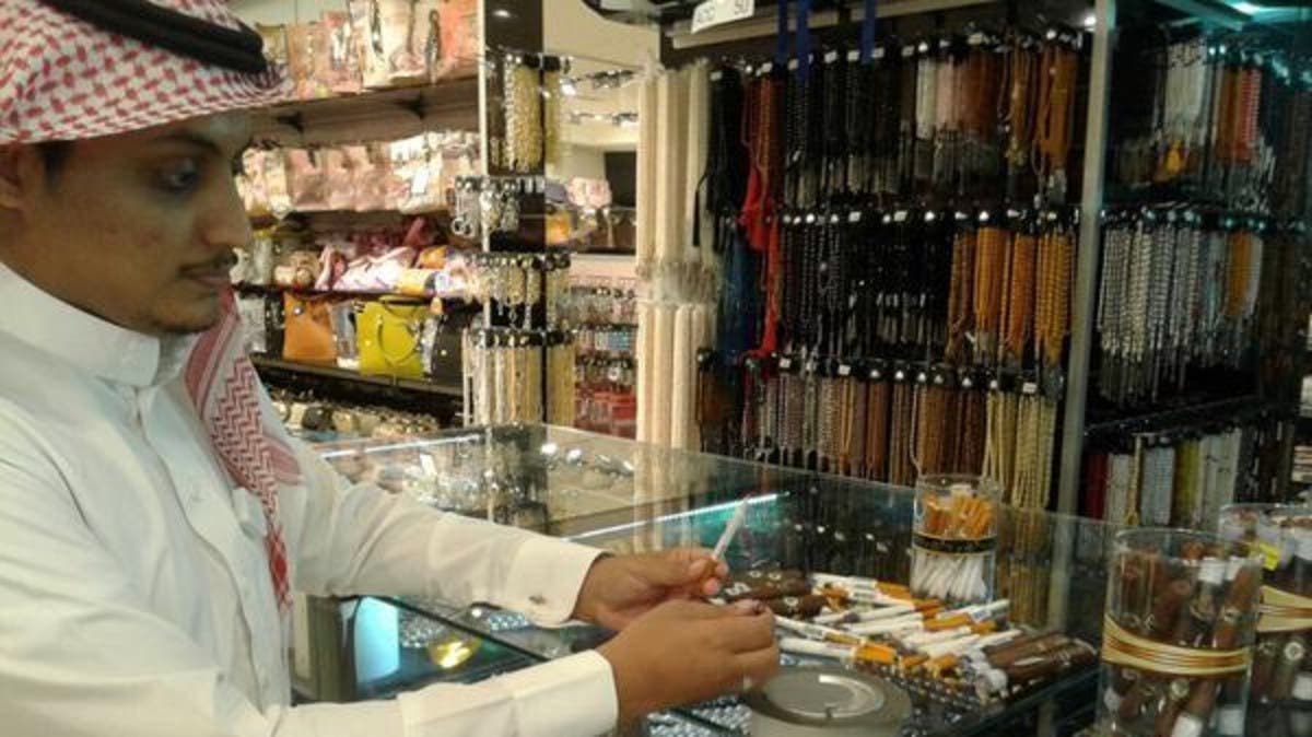 Makkah businessman gets fined for selling 'cigarette pens'