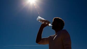 الإكثار من شرب الماء والسوائل لتجنب الجفاف