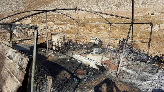 بقايا خيمة فلسطينية أحرقها المستوطنون