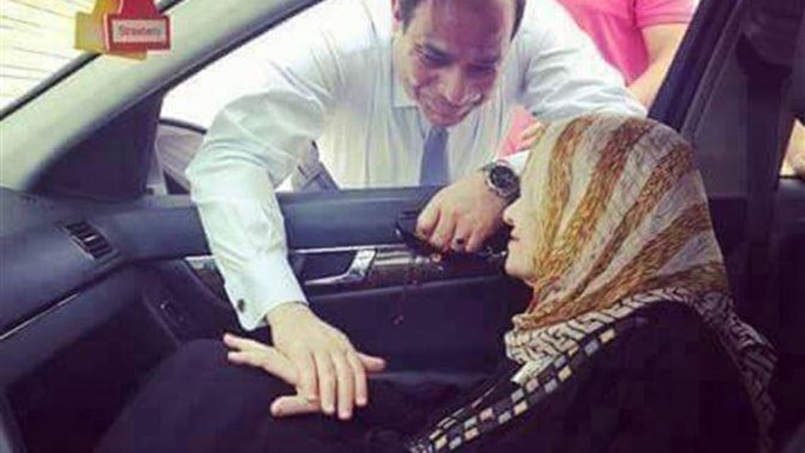 صورة للسيسي مع والدته كما نشرتها وسائل الإعلام المصرية