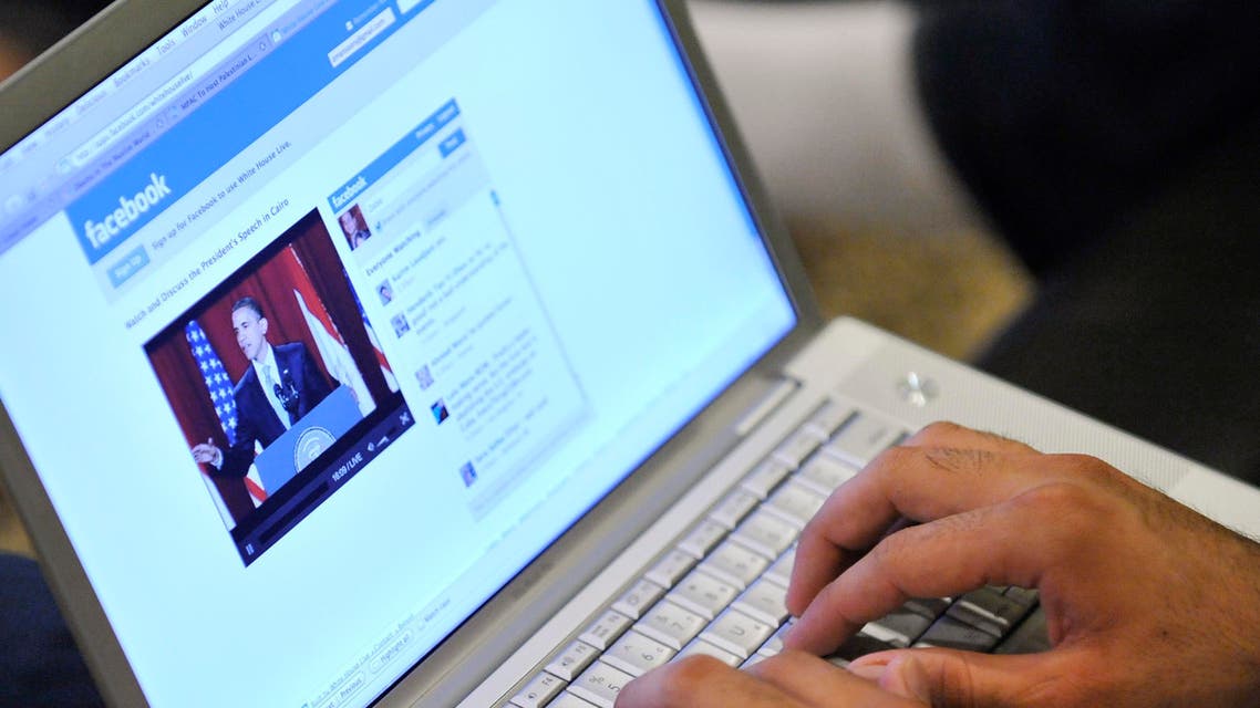  Muslim American Zabie Mansoory, 23, monitors a Facebook discussion board while watching President Barack Obama's televised coverage of President Barack Obama's speech from Cairo University, in the Sylmar area of Los Angeles, early Thursday June 4, 2009. (AP Photo/Gus Ruelas)