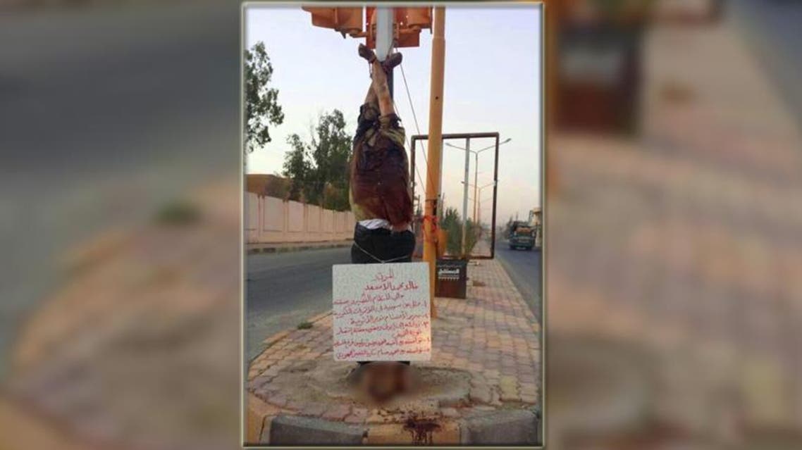 علقوا جثته برأسها المذبوح والمقطوع على الطريق العام، مع لائحة بخمس اتهامات