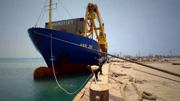 A UN aid ship docked in Yemen's devastated port city of Aden on July 21, 2015 (AFP Photo/-)