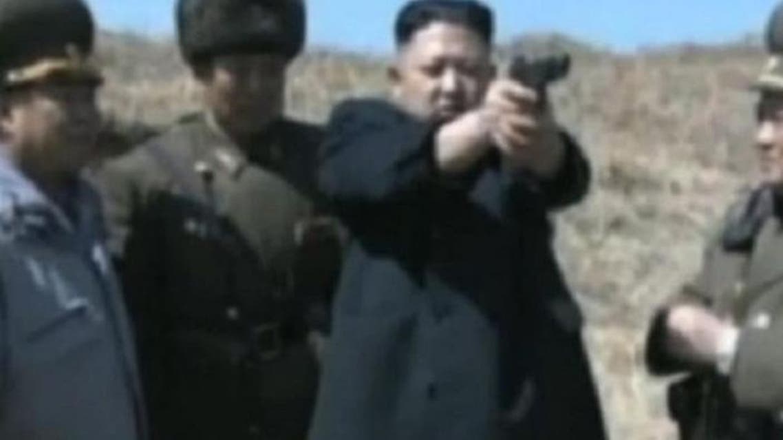 دكتاتور كوريا الشمالية في صورة عرض عضلات ومسدس موجه نحو الحدود مع كوريا الجنوبية