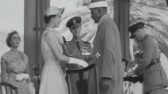 بالفيديو.. ملكة بريطانيا في عدن قبل 61 عاماً