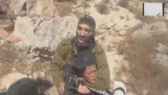 Palestinian women free a little broken arm boy held by Israeli