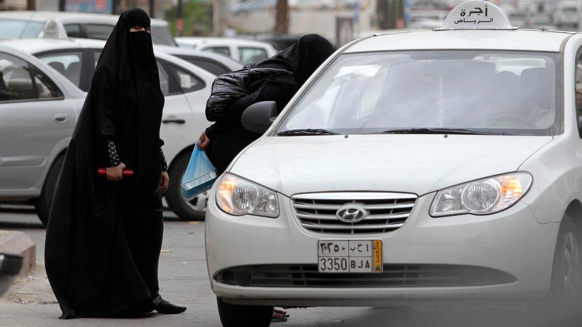 Saudi women board a taxi in Riyadh, Saudi Arabia, Tuesday, May 24, 2011. (File photo: AP)