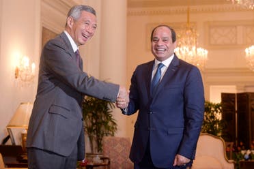 Singapore Prime Minister Lee Hsien Loong, left, greets Egyptian President Abdel-Fattah el-Sissi, right, at the Istana, or Presidential Palace, Monday, Aug. 31, 2015 in Singapore. (AP)