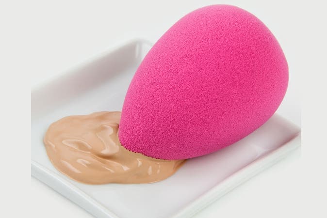 Use a beauty blender to easily apply your make up and blend the differing tones. (Courtesy: www.face-labs.com)