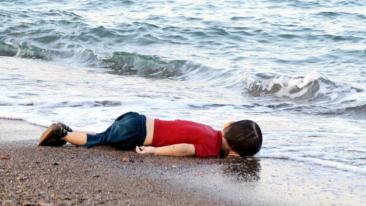 من هو الطفل السوري الغريق الذي هزّ العالم؟