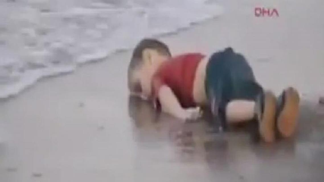 THUMBNAIL_ فيديو لشقيق الطفل الغريق وهو مثله ميت على الشاطيء
