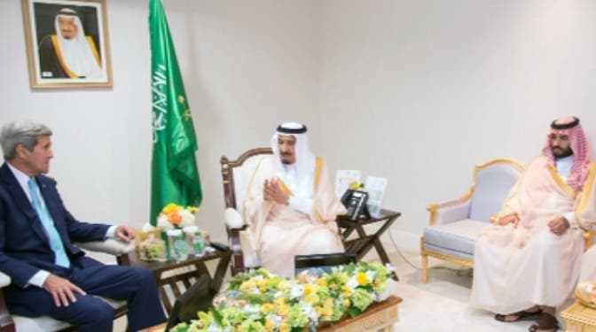 الملك سلمان خلال جلسة المباحثات مع جون كيري بحضور ولي ولي العهد الأمير محمد بن سلمان