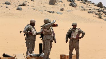Saudi soldiers prepare to fire artillery towards the border with Yemen in Najran, Saudi Arabia, Tuesday, April 21, 2015. (AP 