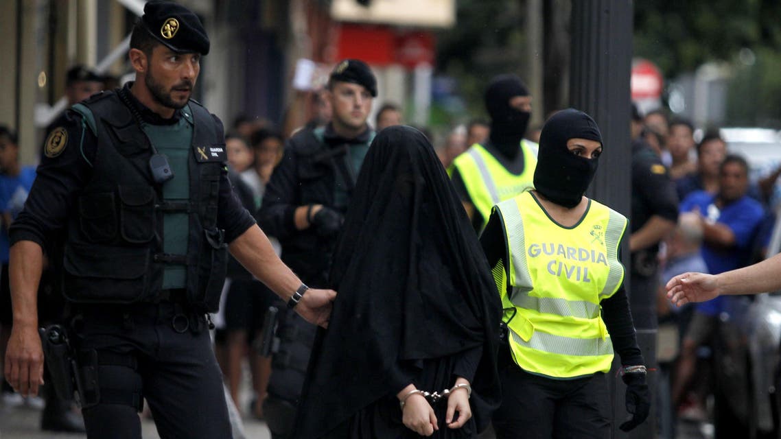 JJ2364 - Gandía, -, SPAIN : Spanish police arrest an 18-year-old Moroccan woman suspected of recruiting other women via the Internet to the jihadist group Islamic State (IS), in Gandia on September 5, 2015. She was the latest in a series of suspected IS sympathisers detained in Spain since last year over security fears. AFP PHOTO/ JOSE JORDAN