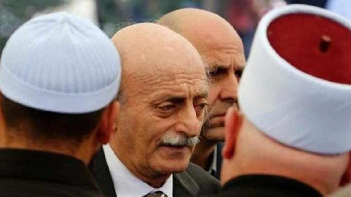 الزعيم الدرزي وليد جنبلاط وسط مجموعة من مشائخ الطائفة