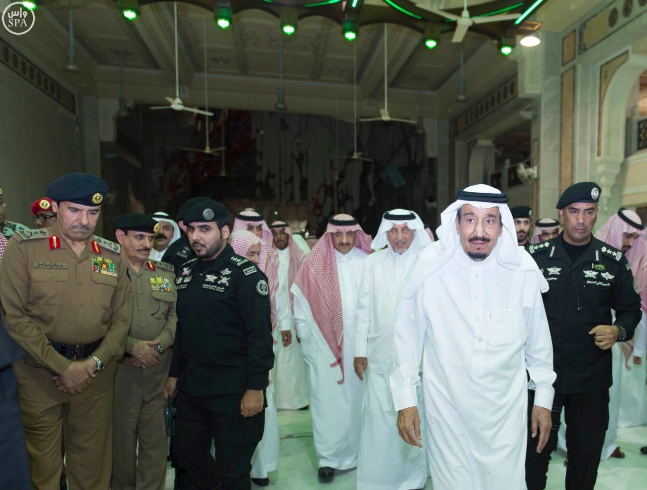 King Salman visits Grand Mosque day after crane collapses and kills 107 people. (Photo courtesy: SPA)