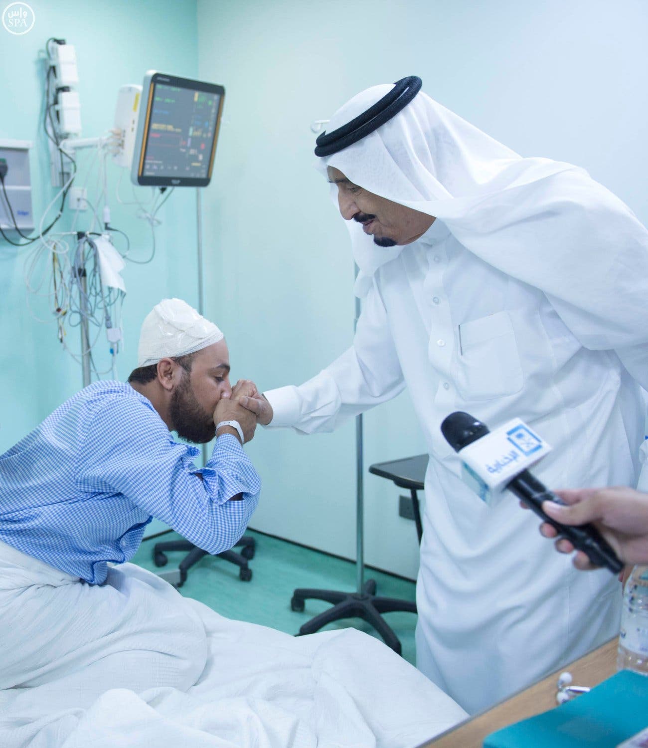 King Salman speaks with one of the wounded in the Makkah crane collapse. (Photo courtesy: SPA)