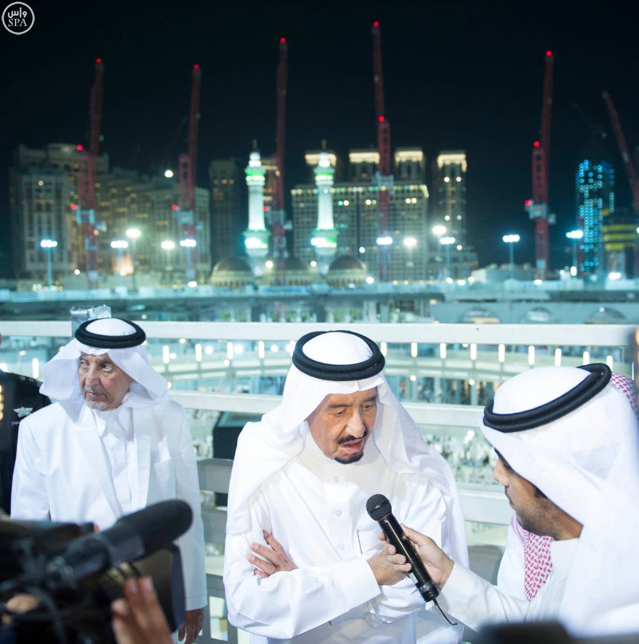 King Salman visits Grand Mosque day after crane collapses and kills 107 people. (Photo courtesy: SPA)