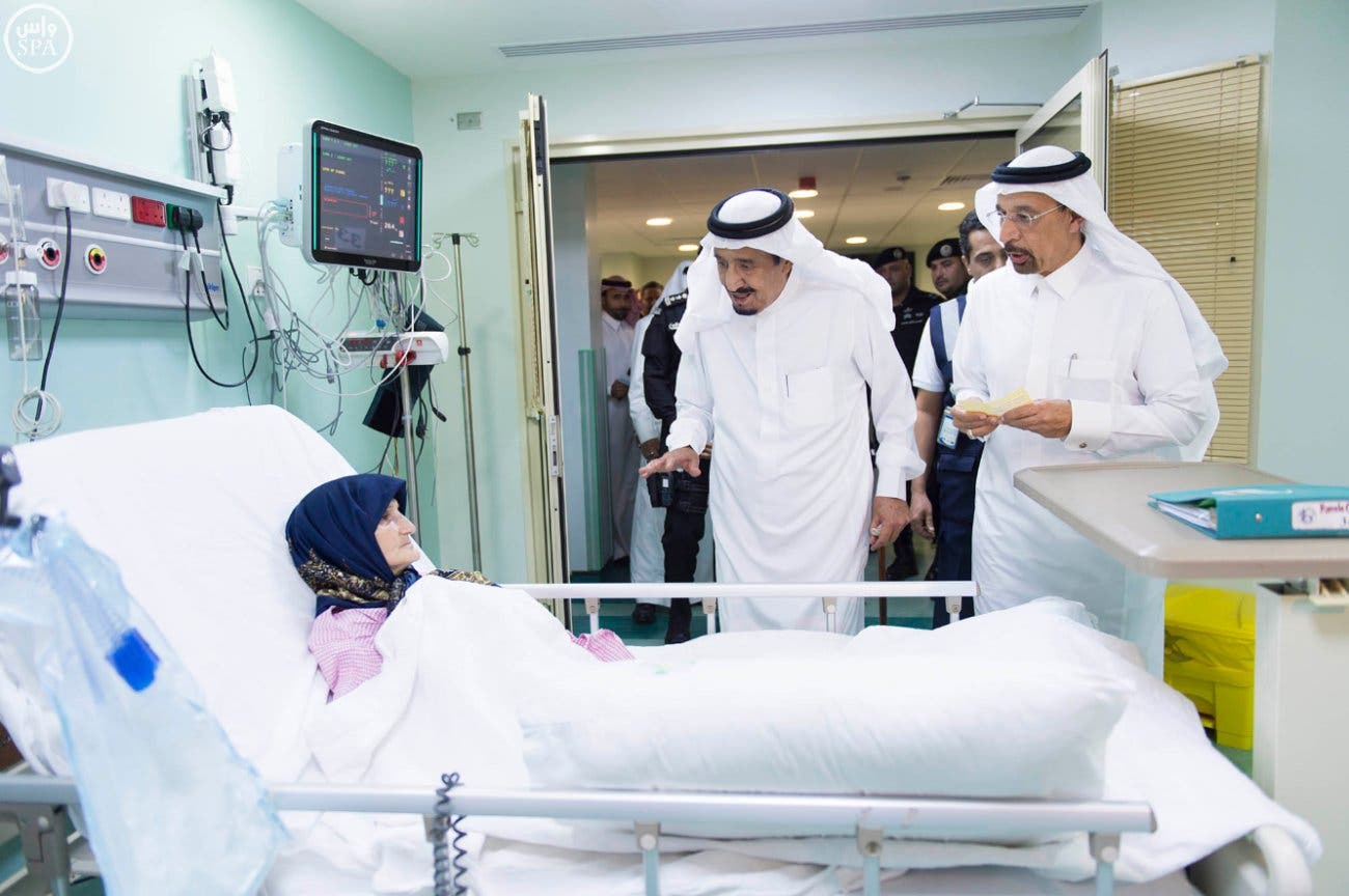 King Salman speaks with one of the wounded in the Makkah crane collapse. (Photo courtesy: SPA)