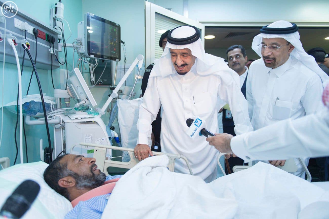 King Salman speaks with one of the wounded in the Makkah crane collapse. (Photo courtesy: SPA)