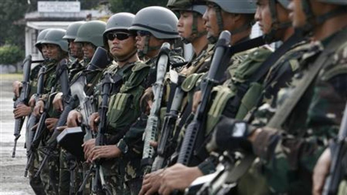 Soldiers stand guard outside the airport in Jolo island, southern Philippines, during a visit by Defence Secretary Gilberto Teodoro February 9, 2008. (File photo: Reuters)