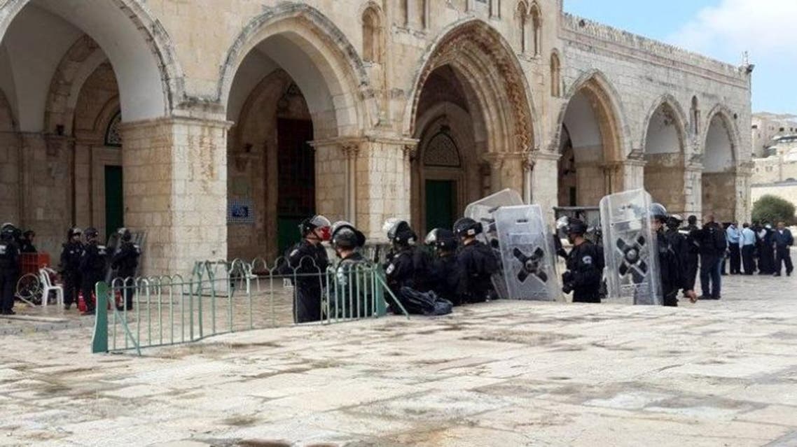 جيش وشرطة الاحتلال يقتحمون المسجد الاقصى في القدس