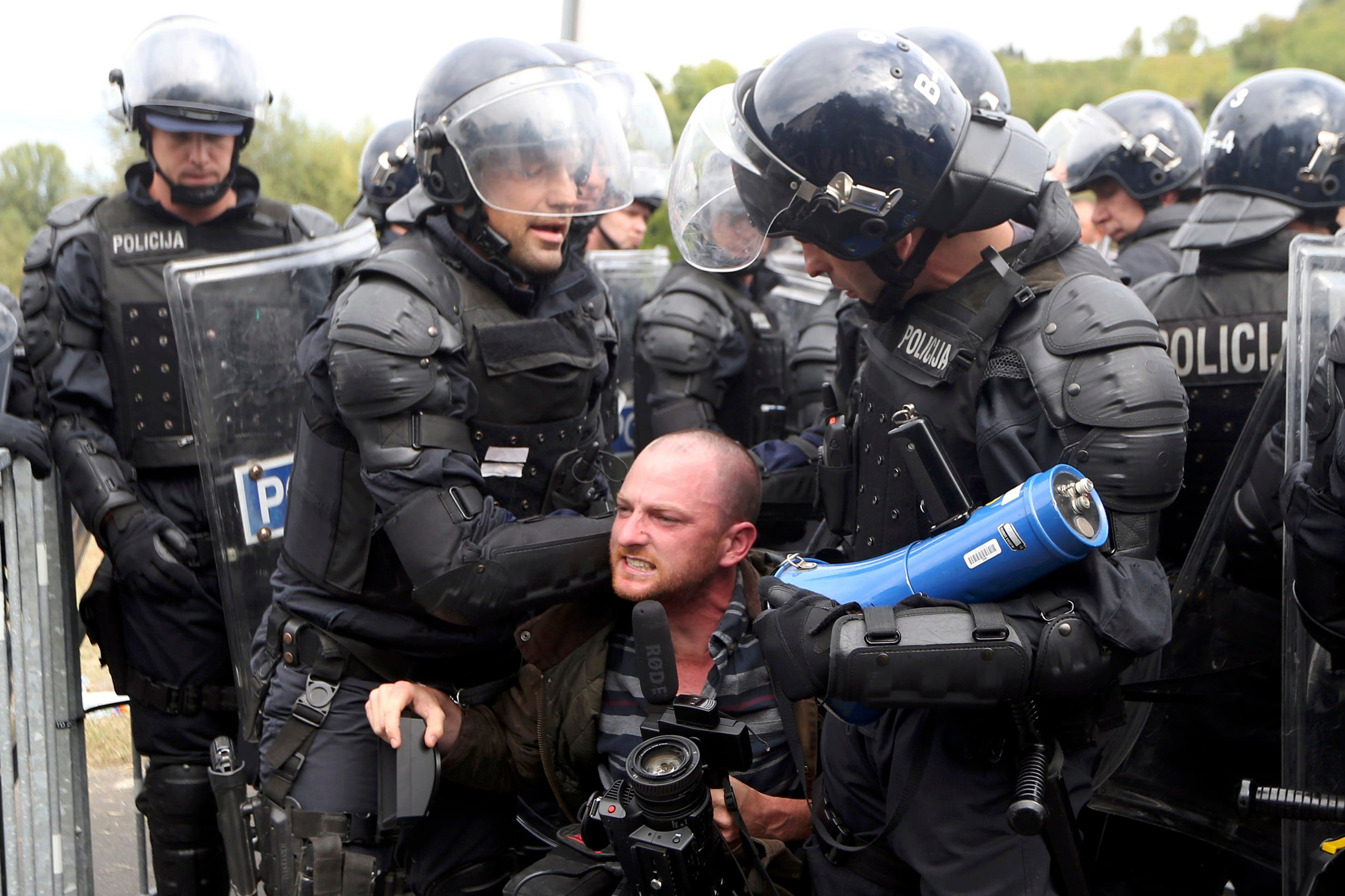 Migrants clash with police in Slovenia 