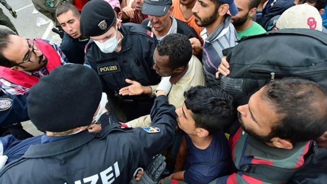 Thousands of migrants wait for their departure to Germany at the Austrian side of the Hungarian-Austrian border in Heiligenkreuz on September 19, 2015 as several thousand migrants arrived from Croatia. AFP