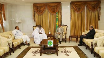 الرئيس الموريتاني يلتقي سياسيين لإنقاذ الحوار الوطني