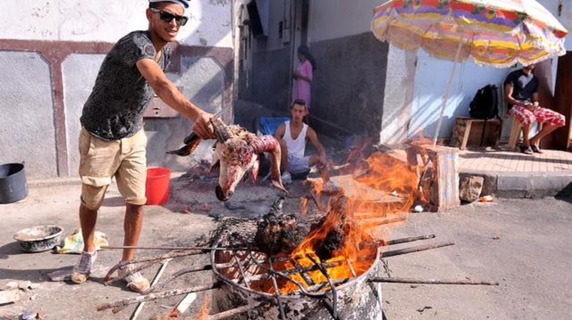 شباب يشتغلون يوم عيد الأضحى في شي رؤوس الأضاحي