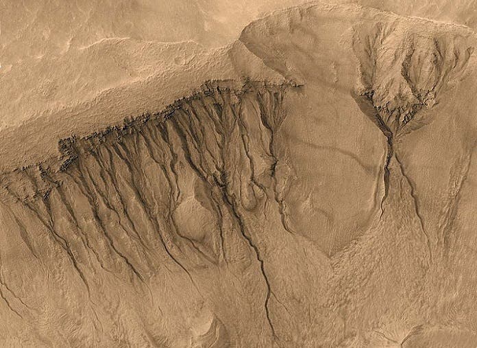خطوط متعرجة متكررة تظهر صيفا وتختفي شتاء، كما في الأرض كذلك في المريخ